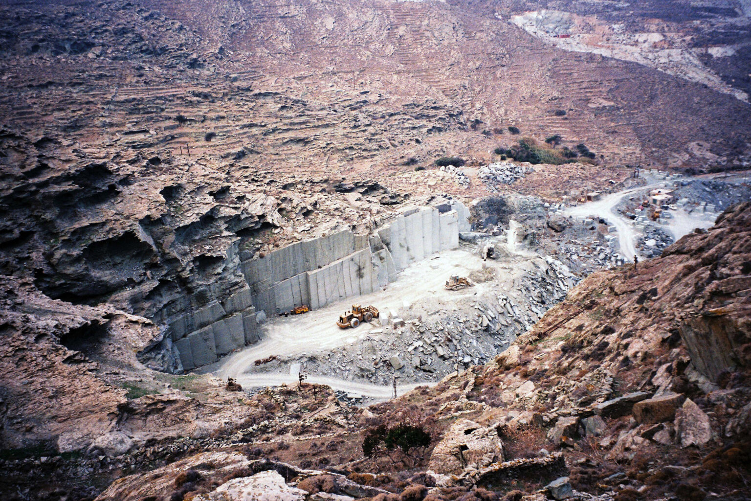 181029_Marble-in-Metamorphosis_Tinos_Hellenic-marble-SA-Quarry-Oasis_Chris-Kontos-77